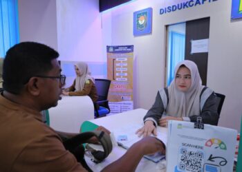 Petugas layanan MPP Aceh Besar sedang melayani masyarakat di MPP Aceh Besar Lambaro, Kecamatan Ingin Jaya, Senin (30/3/2026). FOTO/MC ACEH BESAR
