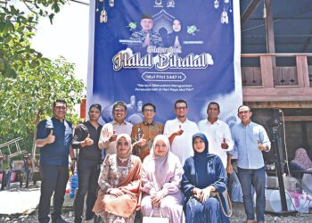 Jajaran Pimpinan DPRK Banda Aceh beserta istri, serta para anggota DPRK berfoto bersama di sela-sela halal bihalal di Balai Meusapat Lampaseh Aceh, Banda Aceh, pada Senin (30/3/2026).