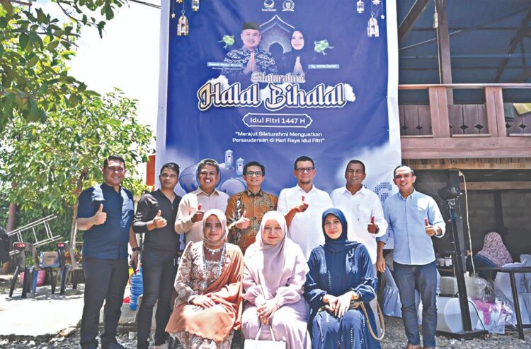 Jajaran Pimpinan DPRK Banda Aceh beserta istri serta para anggota DPRK berfoto bersama di selasela halal bihalal di Balai Meusapat Lampaseh Aceh Banda Aceh pada Senin 3032026 KETIKKABARcom Jajaran Pimpinan DPRK Banda Aceh beserta istri serta para anggota DPRK berfoto bersama di sela sela halal bihalal di Balai Meusapat Lampaseh Aceh Banda Aceh pada Senin 3032026