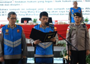 Kapolda Aceh, Irjen Pol. Drs. Marzuki Ali Basyah, M.M., (tengah) memimpin kegiatan pakta integritas dan pengambilan sumpah penerimaan terpadu calon anggota Polri Tahun Anggaran 2026 di Meuligoe Tribata Polda Aceh, Selasa (31/3/2026).