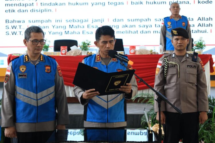 Kapolda Aceh Irjen Pol Drs Marzuki Ali Basyah MM tengah memimpin kegiatan pakta integritas dan pengambilan sumpah penerimaan terpadu calon anggota Polri Tahun Anggaran 2026 di Meuligoe Tribata Polda Aceh Selasa 3132026