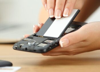 Ilustrasi: Baterai HP Lepas-Pasang./ FOTO: iStock