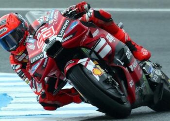 Pebalap Ducati Lenovo, Marc Marquez, berhasil keluar sebagai pemenang dalam sesi sprint race MotoGP Spanyol 2026 yang berlangsung dramatis di Sirkuit Jerez, Sabtu (25/4/2026) malam WIB. [FOTO: AFP]