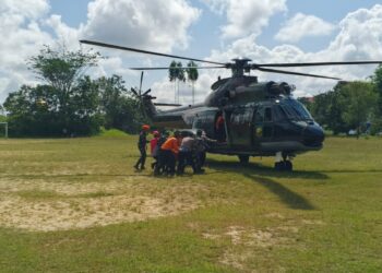 Helikopter TNI AU berhasil mengevakuasi delapan korban meninggal dunia dari lokasi jatuhnya helikopter sipil PK CFX di area perbukitan Sekadau Kalimantan Barat pada Jumat 1742026 FOTODispenau