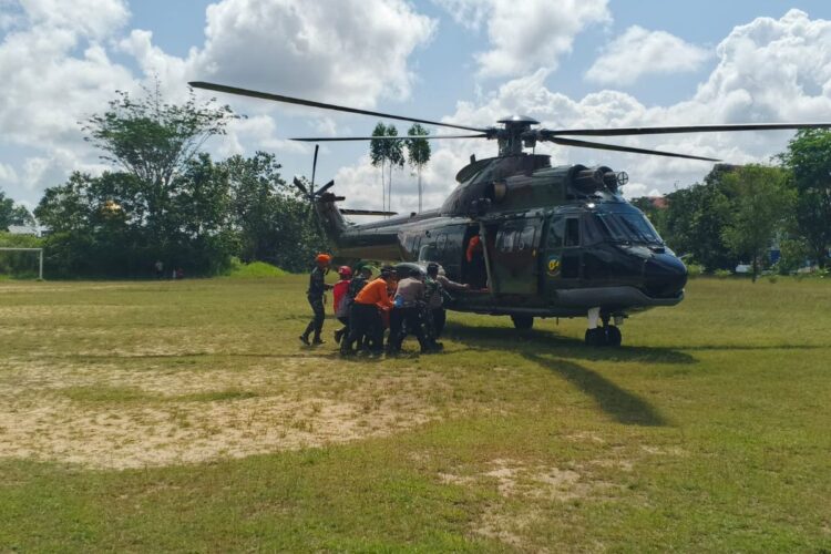 Helikopter TNI AU berhasil mengevakuasi delapan korban meninggal dunia dari lokasi jatuhnya helikopter sipil PKCFX di area perbukitan Sekadau Kalimantan Barat pada Jumat 1742026 FOTODispenau KETIKKABARcom Helikopter TNI AU berhasil mengevakuasi delapan korban meninggal dunia dari lokasi jatuhnya helikopter sipil PK CFX di area perbukitan Sekadau Kalimantan Barat pada Jumat 1742026 FOTODispenau