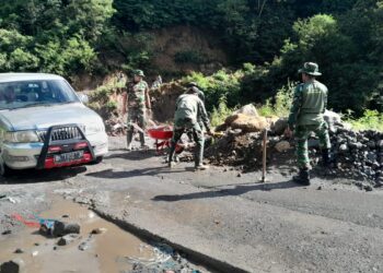 Anggota Koramil 01/Bandar gotong royong bersihkan bahu jalan di bener meriah, Jumat, 10/4/2026. FOTO/Ist