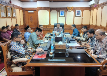 Wakil Gubernur Aceh, Fadlullah SE, dampingi Asisten I Setda Aceh, Syakir, M. Si dan Kepala SKPA terkaiat rapat dengan Wakil Bupati Pidie Jaya, Hasan Basri, S.T., M.M. di ruang Rapat Wagub Banda Aceh, 2/4/2026