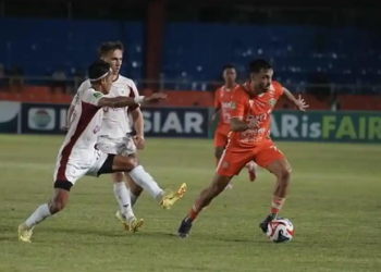 Persiraja Banda Aceh harus puas berbagi poin setelah ditahan imbang 2-2 oleh Garudayaksa FC dalam laga lanjutan Kompetisi Liga 2 Pegadaian Championship 2025/2026 di Stadion H. Dimurthala Lampineung, Banda Aceh, pada Minggu (19/4/2026) malam./ FOTO: Serambinews