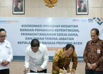 Penandatanganan naskah kerja sama dilakukan oleh Rektor UIN Ar-Raniry, Prof. Dr. Mujiburrahman, M.Ag., dan Kepala Badan Bahasa, Hafidz Muksin, M.Si., di Aula Balai Bahasa Provinsi Aceh, Senin (20/4).