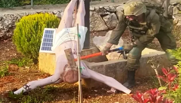 Militer Israel IDF tertangkap kamera sedang menghancurkan patung Yesus Kristus menggunakan palu di pinggiran kota Dibil Lebanon Selatan FOTONET KETIKKABARcom Militer Israel IDF tertangkap kamera sedang menghancurkan patung Yesus Kristus menggunakan palu di pinggiran kota Dibil Lebanon Selatan FOTONET