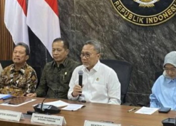 Menteri Koordinator Bidang Pangan sekaligus Ketua Satgas Pembentukan Kopdes Merah Putih Zulkifli Hasan (tengah) menyampaikan keterangan dalam jumpa pers di Jakarta, Rabu (15/4/2026)./ FOTO: ANTARA