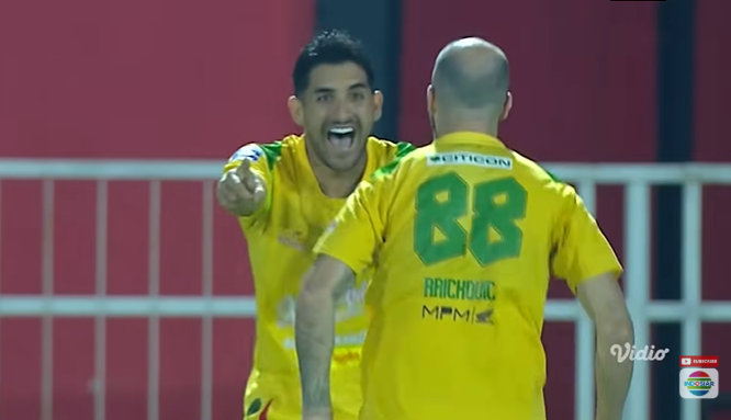 Persebaya Surabaya sukses mencuri tiga poin penuh setelah menumbangkan tuan rumah Malut United dengan skor 20 pada laga pekan ke29 BRI Super League di Stadion Kie Raha Ternate pada Kamis 2342026 FOTO Tangkap Layar Youtube KETIKKABARcom Persebaya Surabaya sukses mencuri tiga poin penuh setelah menumbangkan tuan rumah Malut United dengan skor 2 0 pada laga pekan ke 29 BRI Super League di Stadion Kie Raha Ternate pada Kamis 2342026 FOTO Tangkap Layar Youtube