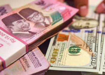 Ilustrasi: Pecahan Uang Rupiah dan Dolar AS. [FOTO: Ist]