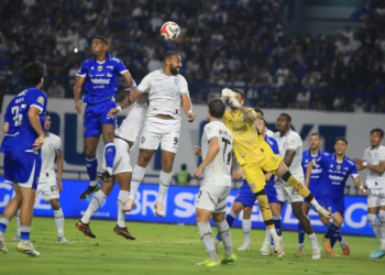 Pemain Persib beberapa kali menciptakan kemelut di depan gawang Arema FC. [FOTO: Inilah]