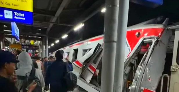 Kecelakaan kereta api hebat yang melibatkan KA Argo Bromo Anggrek dan KRL Commuter Line terjadi di Stasiun Bekasi pada Senin 2742026 malam FOTO Ist KETIKKABARcom Kecelakaan kereta api hebat yang melibatkan KA Argo Bromo Anggrek dan KRL Commuter Line terjadi di Stasiun Bekasi pada Senin 2742026 malam FOTO Ist