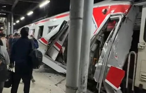 Kecelakaan kereta api hebat yang melibatkan KA Argo Bromo Anggrek dan KRL Commuter Line terjadi di Stasiun Bekasi pada Senin 2742026 malam FOTO Ist KETIKKABARcom Kecelakaan kereta api hebat yang melibatkan KA Argo Bromo Anggrek dan KRL Commuter Line terjadi di Stasiun Bekasi pada Senin 2742026 malam FOTO Ist