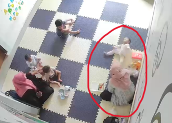 Rekaman CCTV yang menunjukkan aksi kekerasan terhadap seorang balita di sebuah tempat penitipan anak berinisial BPD, kawasan Lamgugob, Kecamatan Syiah Kuala, Senin 27/4/2026. [FOTO: CCTV].