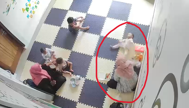 Rekaman CCTV yang menunjukkan aksi kekerasan terhadap seorang balita di sebuah tempat penitipan anak berinisial BPD kawasan Lamgugob Kecamatan Syiah Kuala Senin 2742026 FOTO CCTV KETIKKABARcom Rekaman CCTV yang menunjukkan aksi kekerasan terhadap seorang balita di sebuah tempat penitipan anak berinisial BPD kawasan Lamgugob Kecamatan Syiah Kuala Senin 2742026 FOTO CCTV