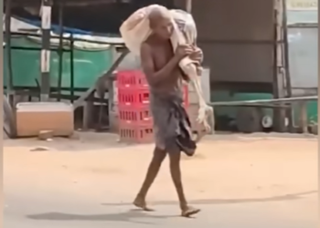 Seorang pria di India nekat menggali makam adik perempuannya dan membawa jenazahnya ke kantor perbankan setelah permohonan pencairan uangnya ditolak, Senin (27/4/2026). [FOTO: Tangkap Layar]