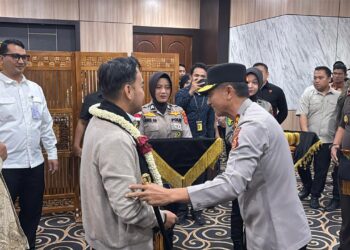 Kapolda Aceh Irjen Pol Marzuki Ali Basyah menyambut kedatangan Tim Komisi III DPR RI di Bandara Internasional Sultan Iskandar Muda Blang Bintang Aceh Besar Jumat pagi 1042026 FOTOHUMAS POLDA ACEH