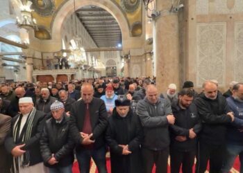 Pemandangan haru yang menggetarkan hati di dalam Masjid Al-Aqsa, Yerusalem, dini hari tadi. Jemaah pria berdiri rapat dalam shaf, menunaikan salat Subuh berjamaah yang penuh khusyuk. Ini adalah momen bersejarah setelah pintu-pintu masjid suci ketiga umat Islam ini dibuka kembali sepenuhnya untuk ibadah massal, pasca-penutupan paksa selama 40 hari oleh pihak pendudukan. Gema adzan fajar disambut dengan sujud syukur dan keteguhan jemaah yang merindukan bersujud di Al-Haram Asy-Syarif. Dunia Islam bersukacita melihat Al-Aqsa kembali dipenuhi doa. FOTO/NET