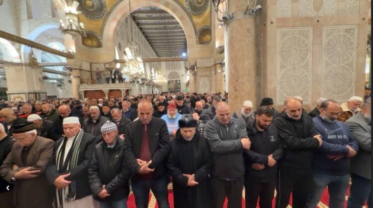 Pemandangan haru yang menggetarkan hati di dalam Masjid Al Aqsa Yerusalem dini hari tadi Jemaah pria berdiri rapat dalam shaf menunaikan salat Subuh berjamaah yang penuh khusyuk Ini adalah momen bersejarah setelah pintu pintu masjid suci ketiga umat Islam ini dibuka kembali sepenuhnya untuk ibadah massal pasca penutupan paksa selama 40 hari oleh pihak pendudukan Gema adzan fajar disambut dengan sujud syukur dan keteguhan jemaah yang merindukan bersujud di Al Haram Asy Syarif Dunia Islam bersukacita melihat Al Aqsa kembali dipenuhi doa FOTONET