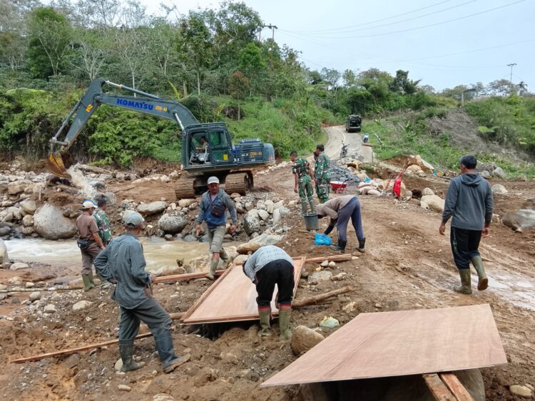 TNI bersama masyarakat membangun jembatan armco di wilayah Kabupaten Bener Meriah Jumat 1042026 FOTOIst KETIKKABARcom TNI bersama masyarakat membangun jembatan armco di wilayah Kabupaten Bener Meriah Jumat 1042026 FOTOIst