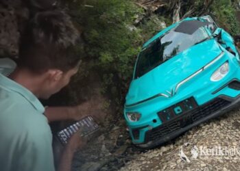 Sopir taksi listrik Green SM yang terlibat dalam kecelakaan fatal di perlintasan Stasiun Bekasi Timur, Selasa (28/4/2026). [FOTO: Kolase/KETIKKABAR.com]