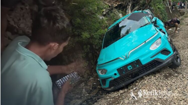 Sopir taksi listrik Green SM yang terlibat dalam kecelakaan fatal di perlintasan Stasiun Bekasi Timur Selasa 2842026 FOTO KolaseKETIKKABARcom KETIKKABARcom Sopir taksi listrik Green SM yang terlibat dalam kecelakaan fatal di perlintasan Stasiun Bekasi Timur Selasa 2842026 FOTO KolaseKETIKKABARcom