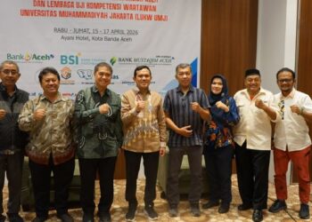 Wagub Fadhlullah Foto Bersama pada saat menghadiri kegiatan Uji Kompetensi Wartawan (UKW) dan seminar nasional yang berlangsung di Hotel Ayani Banda Aceh, Kamis (16/4).