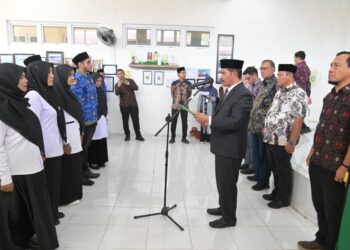 Wakil Bupati Aceh Besar Drs H Syukri A Jalil melantik dan mengambil sumpah Pengangkatan Kepala Puskesmas dan Pejabat Fungsional di Aula Puskesmas Krueng Barona Jaya, Aceh Besar, Kamis (02/04/2026).FOTO/MC ACEH BESAR