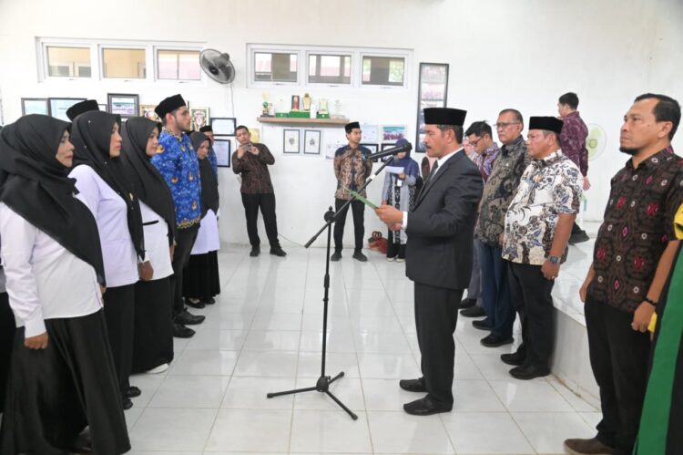 Wakil Bupati Aceh Besar Drs H Syukri A Jalil melantik dan mengambil sumpah Pengangkatan Kepala Puskesmas dan Pejabat Fungsional di Aula Puskesmas Krueng Barona Jaya Aceh Besar Kamis 02042026FOTOMC ACEH BESAR KETIKKABARcom Wakil Bupati Aceh Besar Drs H Syukri A Jalil melantik dan mengambil sumpah Pengangkatan Kepala Puskesmas dan Pejabat Fungsional di Aula Puskesmas Krueng Barona Jaya Aceh Besar Kamis 02042026FOTOMC ACEH BESAR
