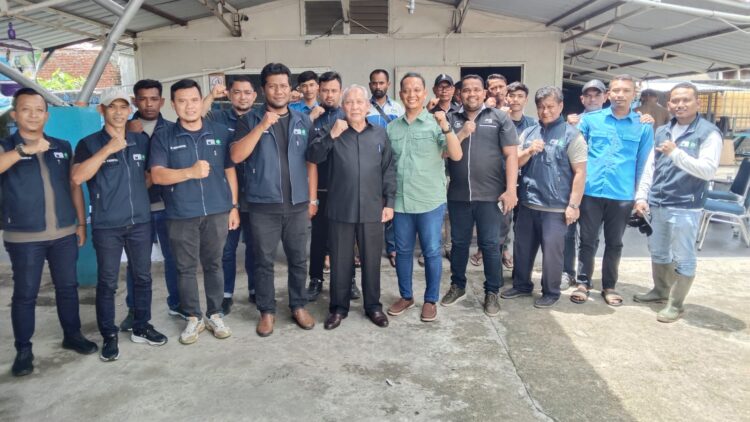 Plt Dirut PDAM Tirta Mountala bersama jajaran melakukan launching Posko Penertiban Tunggakan dan Sambungan Liar yang bertempat di Kantor PDAM Tirta Mountala cabang Darul Imarah Gampong Lambheu Rabu 142026 FOTO MC ACEH BESAR
