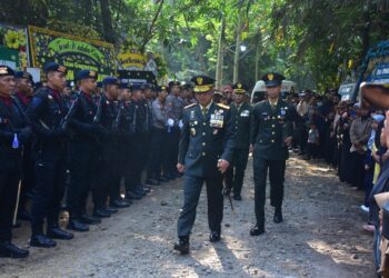 Panglima Komando Daerah Militer Iskandar Muda (Pangdam IM) Mayor Jenderal TNI Joko Hadi Susilo menghadiri prosesi pemakaman militer Kopda Anumerta Farizal Romadhon di Taman Makam Pahlawan Giripeni, Kabupaten Kulon Progo, Daerah Istimewa Yogyakarta, Minggu (5/4/2026).
