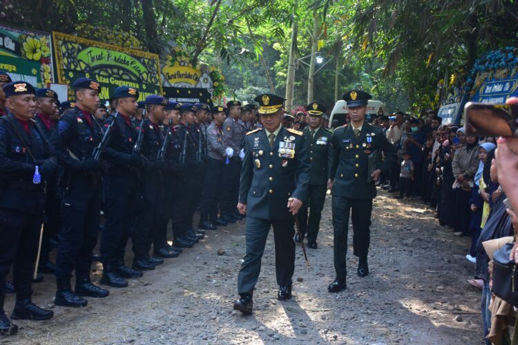 Panglima Komando Daerah Militer Iskandar Muda Pangdam IM Mayor Jenderal TNI Joko Hadi Susilo menghadiri prosesi pemakaman militer Kopda Anumerta Farizal Romadhon di Taman Makam Pahlawan Giripeni Kabupaten Kulon Progo Daerah Istimewa Yogyakarta Minggu 542026 KETIKKABARcom Panglima Komando Daerah Militer Iskandar Muda Pangdam IM Mayor Jenderal TNI Joko Hadi Susilo menghadiri prosesi pemakaman militer Kopda Anumerta Farizal Romadhon di Taman Makam Pahlawan Giripeni Kabupaten Kulon Progo Daerah Istimewa Yogyakarta Minggu 542026