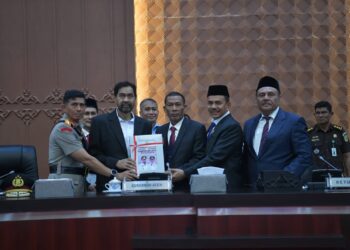 Gubernur Aceh, Muzakir Manaf, mengikuti Rapat Paripurna Dewan Perwakilan Rakyat Aceh (DPRA) Tahun 2026 yang berlangsung di Gedung DPRA, Senin (6/4).