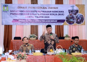 Bupati Aceh Besar, H Muharram Idris menyampaikan sambutan sekaligus membuka acara Pembahasan Rencana Pembangunan BLK santri, di Gedung Dekranasda, Gampong Gani, Kecamatan Ingin Jaya, Aceh Besar, Kamis (9/4/2026). FOTO/MC ACEH BESAR