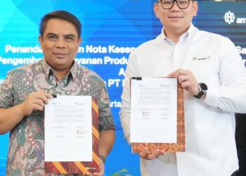 (kiri-kanan). Penandatangan MoU dilakukan oleh Direktur Sales & Distribution BSI Anton Sukarna (kiri) dan Direktur Komersial ANTAM Handi Sutanto (kanan) di Jakarta.