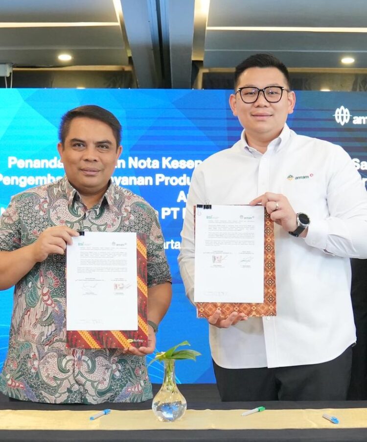 kiri kanan Penandatangan MoU dilakukan oleh Direktur Sales Distribution BSI Anton Sukarna kiri dan Direktur Komersial ANTAM Handi Sutanto kanan di Jakarta