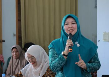 Ketua TP PKK Aceh Besar, Hj. Rita Mayasari, memberi sambutan pada penyerahan BKB KIT Stunting dan Launching Sekolah Lansia Srikandi di Gampong Blang Krueng, Kecamatan Baitussalam, Aceh Besar, Selasa (14/4/2026). FOTO/MC ACEH BESAR