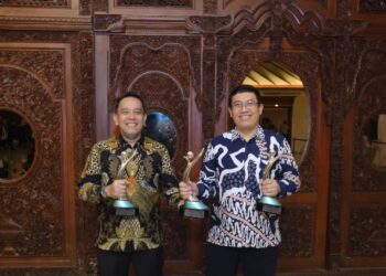 Direktur Keuangan dan Manajemen Risiko PT Solusi Bangun Indonesia Tbk, Asruddin (kiri) bersama Direktur Operasi, Edi Sarwono (kanan), menerima 3 PROPER Hijau 2025 untuk Pabrik Lhoknga, Pabrik Cilacap dan Pabrik Tuban dari Kementerian Lingkungan Hidup Republik Indonesia di Sasono Langen Budoyo, Taman Mini Indonesia Indah, Jakarta, Selasa (7/4).