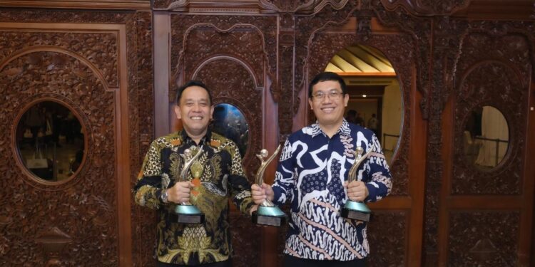 Direktur Keuangan dan Manajemen Risiko PT Solusi Bangun Indonesia Tbk Asruddin kiri bersama Direktur Operasi Edi Sarwono kanan menerima 3 PROPER Hijau 2025 untuk Pabrik Lhoknga Pabrik Cilacap dan Pabrik Tuban dari Kementerian Lingkungan Hidup Republik Indonesia di Sasono Langen Budoyo Taman Mini Indonesia Indah Jakarta Selasa 74 KETIKKABARcom Direktur Keuangan dan Manajemen Risiko PT Solusi Bangun Indonesia Tbk Asruddin kiri bersama Direktur Operasi Edi Sarwono kanan menerima 3 PROPER Hijau 2025 untuk Pabrik Lhoknga Pabrik Cilacap dan Pabrik Tuban dari Kementerian Lingkungan Hidup Republik Indonesia di Sasono Langen Budoyo Taman Mini Indonesia Indah Jakarta Selasa 74
