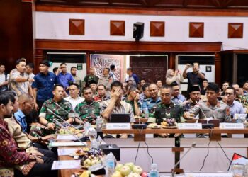 Kapolda Aceh Irjen Pol. Drs. Marzuki Ali Basyah, M.M., menghadiri pertemuan antara Pemerintah Aceh dengan Badan Legislasi (Baleg) DPR RI di Anjong Mon Mata, Banda Aceh, Kamis, 16 April 2026.