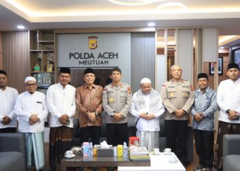 Kapolda Aceh Irjen Pol. Drs. Marzuki Ali Basyah, M.M., menerima kunjungan audiensi Imam Besar Masjid Raya Baiturrahman, Abu Paya Pasi, di Mapolda Aceh, Kamis, 16 April 2026.