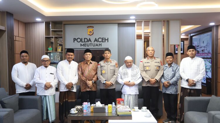 Kapolda Aceh Irjen Pol Drs Marzuki Ali Basyah MM menerima kunjungan audiensi Imam Besar Masjid Raya Baiturrahman Abu Paya Pasi di Mapolda Aceh Kamis 16 April 2026