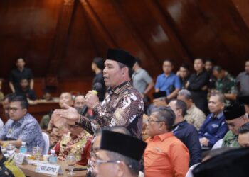 Bupati Aceh Besar Muharram Idris atau Syeh Muharram menyampaikan pendapat pada pertemuan Badan Legislasi DPR RI dengan Pemerintah Aceh terkait perubahan UU No. 11/2006 yang berlangsung di Anjong Mon Mata, Kompleks Pendopo Gubernur Aceh di Banda Aceh, Kamis (16/4/2026). FOTO/MC ACEH BESAR