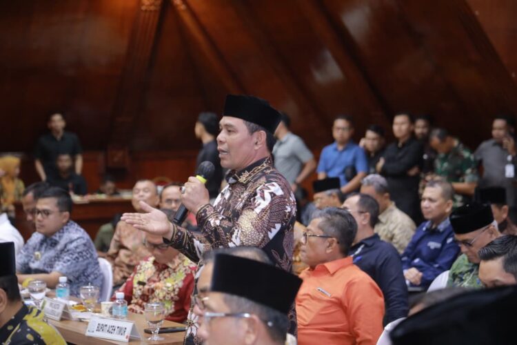 Bupati Aceh Besar Muharram Idris atau Syeh Muharram menyampaikan pendapat pada pertemuan Badan Legislasi DPR RI dengan Pemerintah Aceh terkait perubahan UU No 112006 yang berlangsung di Anjong Mon Mata Kompleks Pendopo Gubernur Aceh di Banda Aceh Kamis 1642026 FOTOMC ACEH BESAR KETIKKABARcom Bupati Aceh Besar Muharram Idris atau Syeh Muharram menyampaikan pendapat pada pertemuan Badan Legislasi DPR RI dengan Pemerintah Aceh terkait perubahan UU No 112006 yang berlangsung di Anjong Mon Mata Kompleks Pendopo Gubernur Aceh di Banda Aceh Kamis 1642026 FOTOMC ACEH BESAR