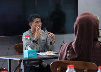 Kapolda Aceh menggelar kegiatan saweu keude kupi atau sambang warung kopi bersama puluhan influencer muda di DKupi Aceh Keudah Banda Aceh pada Jumat 1742026