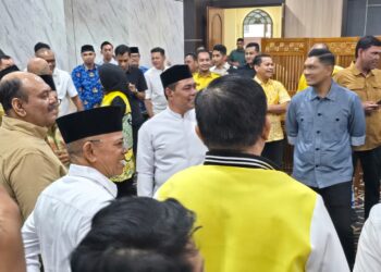 Bupati Aceh Besar, Muharram Idris, berdiskusi dengan anggota Badan Legislasi (Baleg) DPR RI saat mendampingi kepulangan rombongan usai kunjungan kerja di Provinsi Aceh melalui Bandara Sultan Iskandar Muda, Blang Bintang, Aceh Besar, Jumat (17/4/2026). FOTO/MC ACEH BESAR