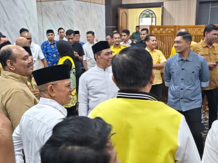 Bupati Aceh Besar Muharram Idris berdiskusi dengan anggota Badan Legislasi Baleg DPR RI saat mendampingi kepulangan rombongan usai kunjungan kerja di Provinsi Aceh melalui Bandara Sultan Iskandar Muda Blang Bintang Aceh Besar Jumat 1742026 FOTOMC ACEH BESAR KETIKKABARcom Bupati Aceh Besar Muharram Idris berdiskusi dengan anggota Badan Legislasi Baleg DPR RI saat mendampingi kepulangan rombongan usai kunjungan kerja di Provinsi Aceh melalui Bandara Sultan Iskandar Muda Blang Bintang Aceh Besar Jumat 1742026 FOTOMC ACEH BESAR